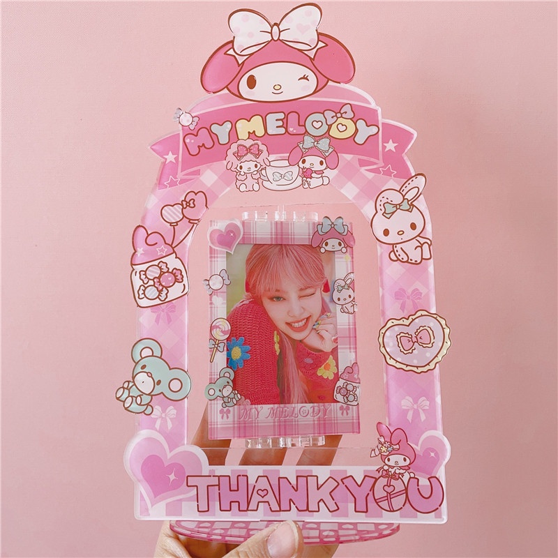 Bingkai Foto Akrilik 3-inch Dapat Diputar Kartun Animasi Kartu Idol Photo Card Protection Box Bingkai Pajangan Desktop Mewah Dekorasi Desktop