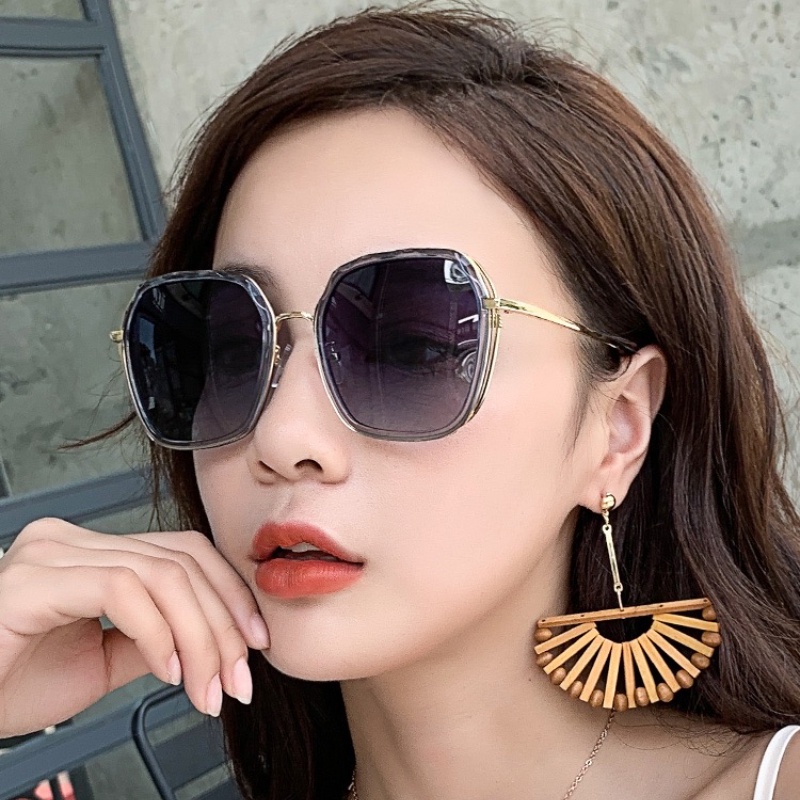 (YUZHU) Kacamata Hitam Gradasi Bingkai Logam Fashion Korea Untuk Wanita INS Gaya Oversized Frame Sunshade Sunglasses