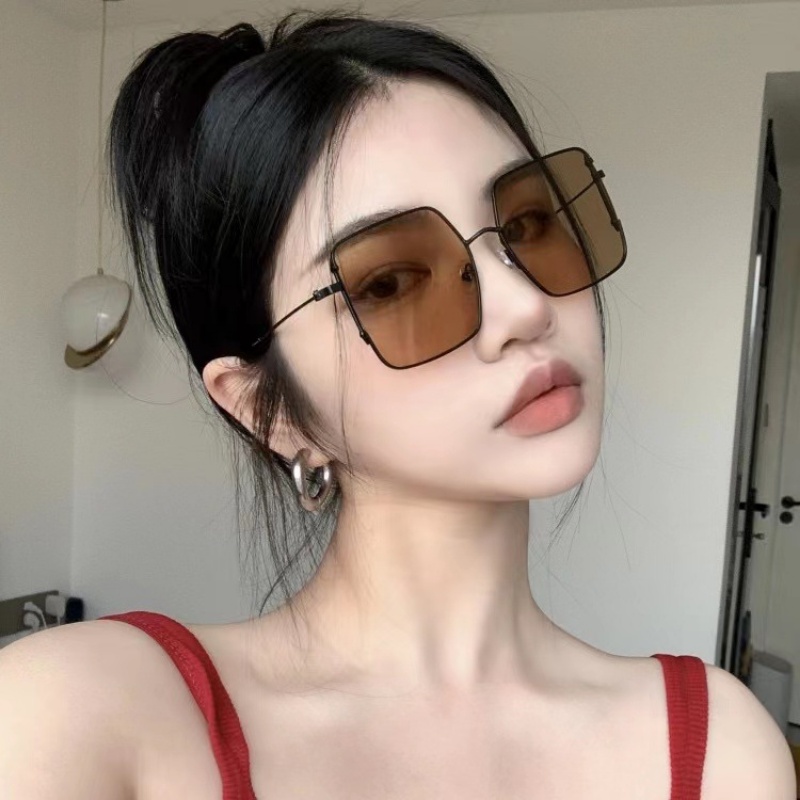 (YUZHU) Oversized Frame Metal Sunshade Sunglasses Women Western Fashion Kacamata Pasangan Serbaguna