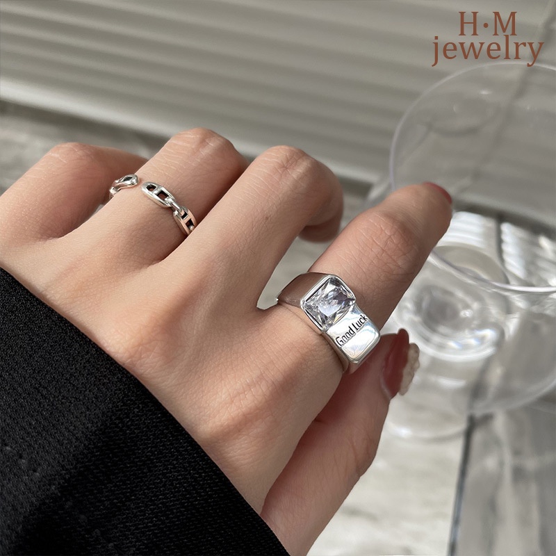 S925 Perak Retro Bermutu Tinggi Cahaya Mewah Super Flash Beruntung Huruf Cincin