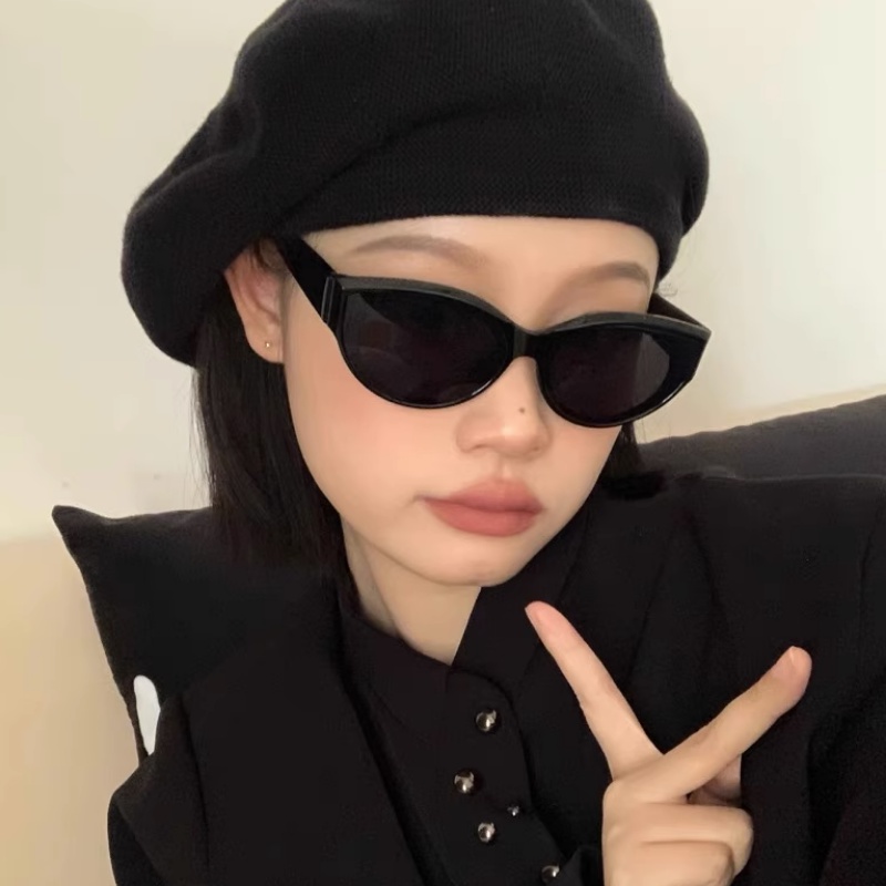 Papaozhu Bergaya Hitam Kecil Mata Kucing Kacamata Hitam Untuk Wanita Pria Unisex Fashion UV400 Pelindung Sunnies Kacamata Anti-Radiasi Nuansa Liburan Luar Ruangan Mengemudi Kacamata