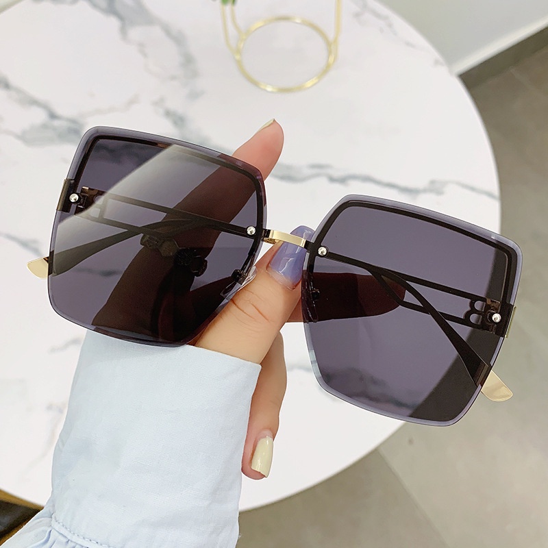 (YUZHU) Kacamata Hitam Tanpa Bingkai Logam Bergaya Baru Untuk Wanita Oversized Frame Kerai Tabir Surya Sunglasses