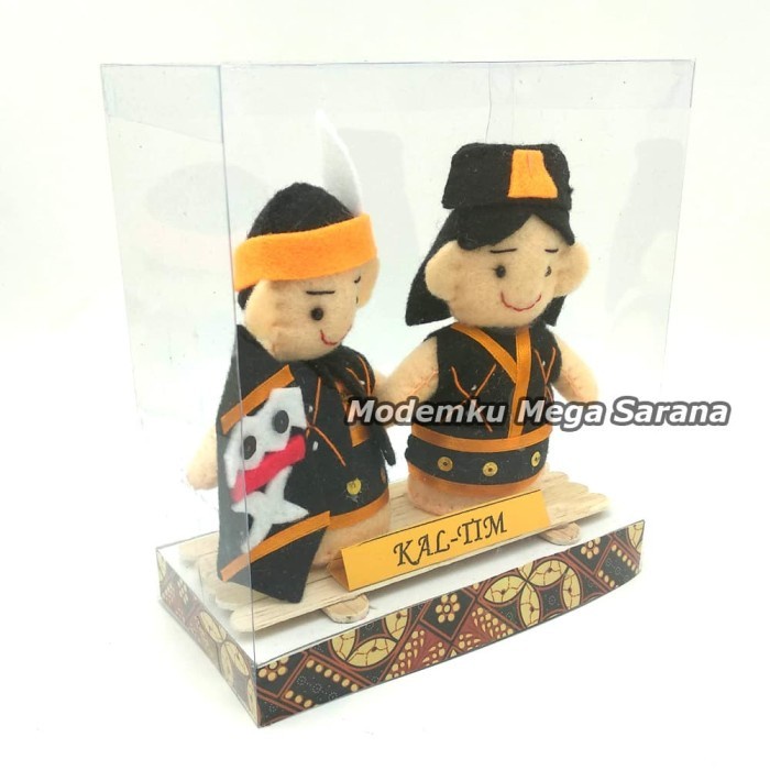 Boneka Pakaian Adat Kalimantan Timur