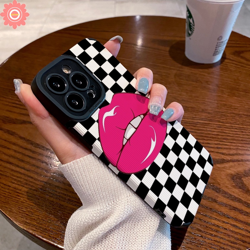 IPHONE Ins Kotak-Kotak Merah Kisses Lips Phone Case Kompatibel Untuk Iphone11 13 12 14 Pro MAX 7Plus XR X7 8 Plus XS MAX Mewah Tekstur Kulit Shockproof Soft Cover