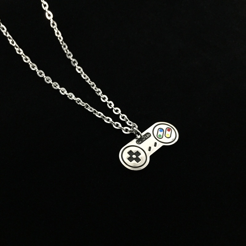 Influencer Street Wear Unik Retro Gamepad Pendant Game Console Kalung Pria Wanita Pasangan Jalan Hip-Hop Kalung