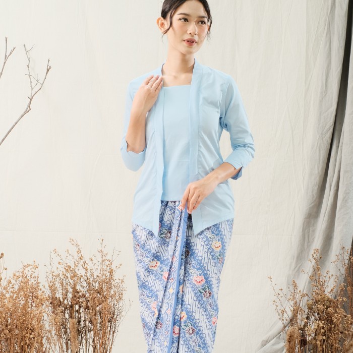 

Kebaya Kutubaru 2 in 1 Lengan 7/8 Meradelima Katun Jepang Biru Muda - S