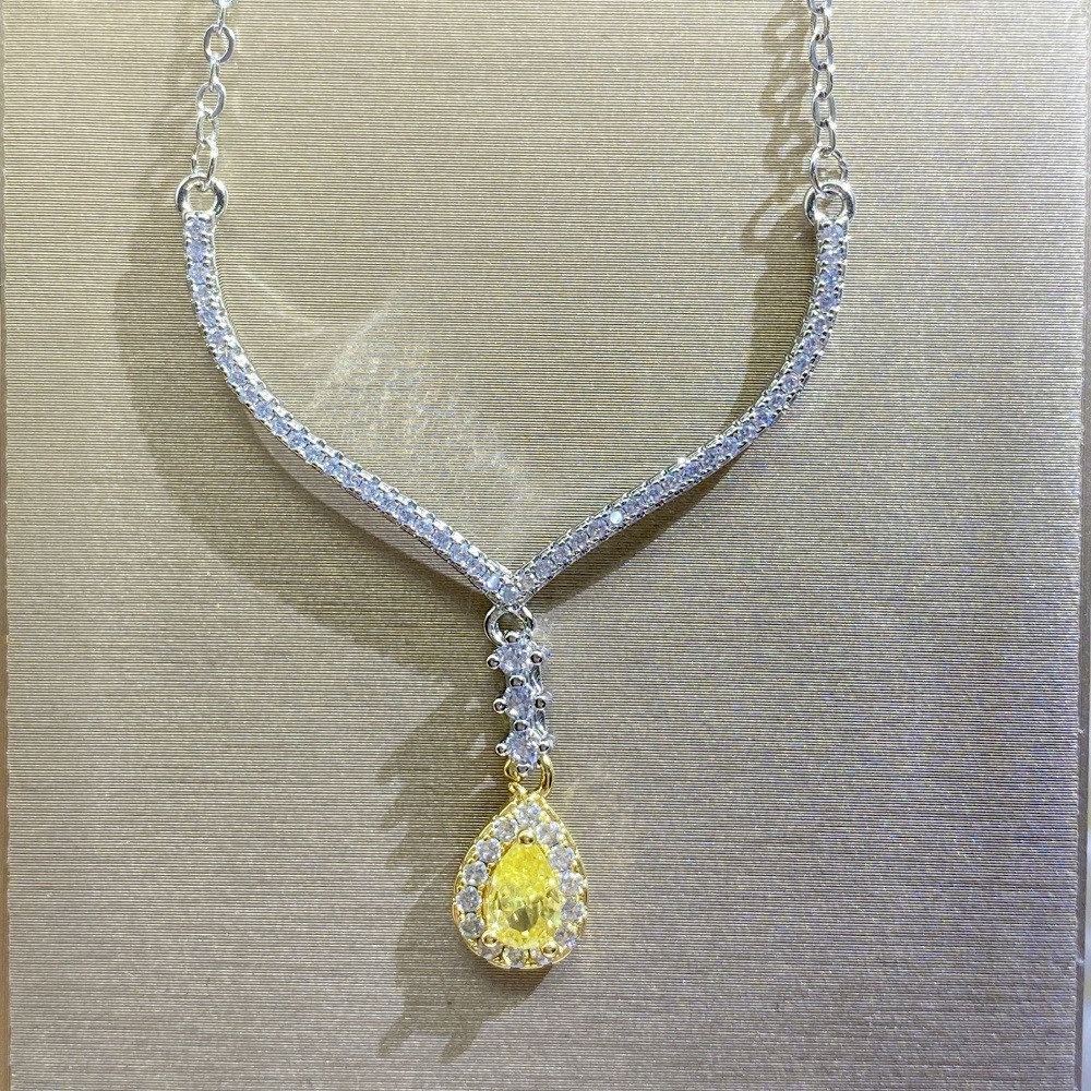 Fashion V-Shaped Water Drop Pear Shaped Yellow Diamond Kalung Cahaya Mewah Harian Warna-Warni Harta Karun Liontin Kerah Rantai Perempuan