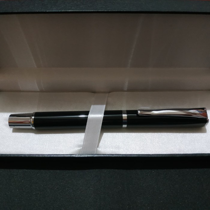 

Pulpen Eksklusif Roller Ball Hitam Mengkilap Klip Silver Free Grafir