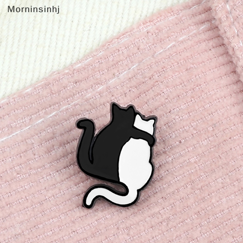 Mornin Pin Enamel Kucing Hitam Dan Putih Hugging Cats Bros Kartun Hewan Lucu Bros id