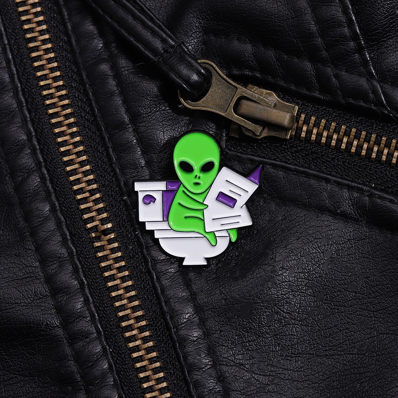 Kartun Alien Enamel Bros Menyenangkan Spoof Toilet Kerah Pin Ransel Lencana Hadiah Untuk Teman