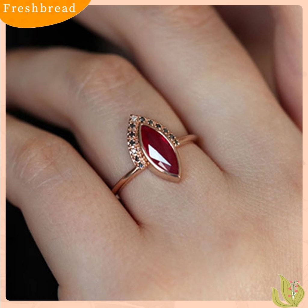 &lt; Freshbread &gt; 2Pcs/Set Berlian Imitasi Retro Couple Rings Alloy Red Prismatic Faux Crystal Finger Rings Charm Jewelry