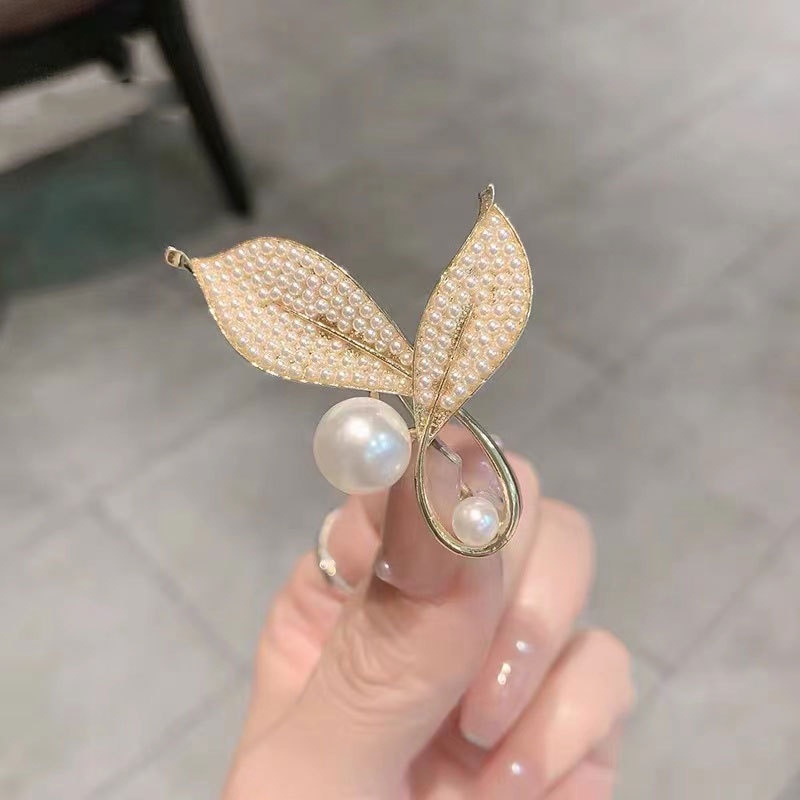 Brooch Korean Version Exquisite Clothing Accessories Emas Asli Kadar 375 Bros Daun Mutiara Indah Aksesoris Pakaian Pin XZ23006