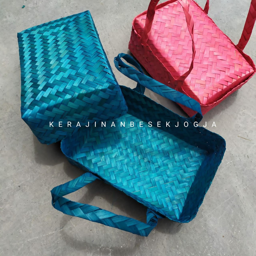 

bambu anyaman SEPASANG BESEK JINJING 20X30 WARNA besek jinjing tas cangking besek cangking besek warna besek murah besek bambu