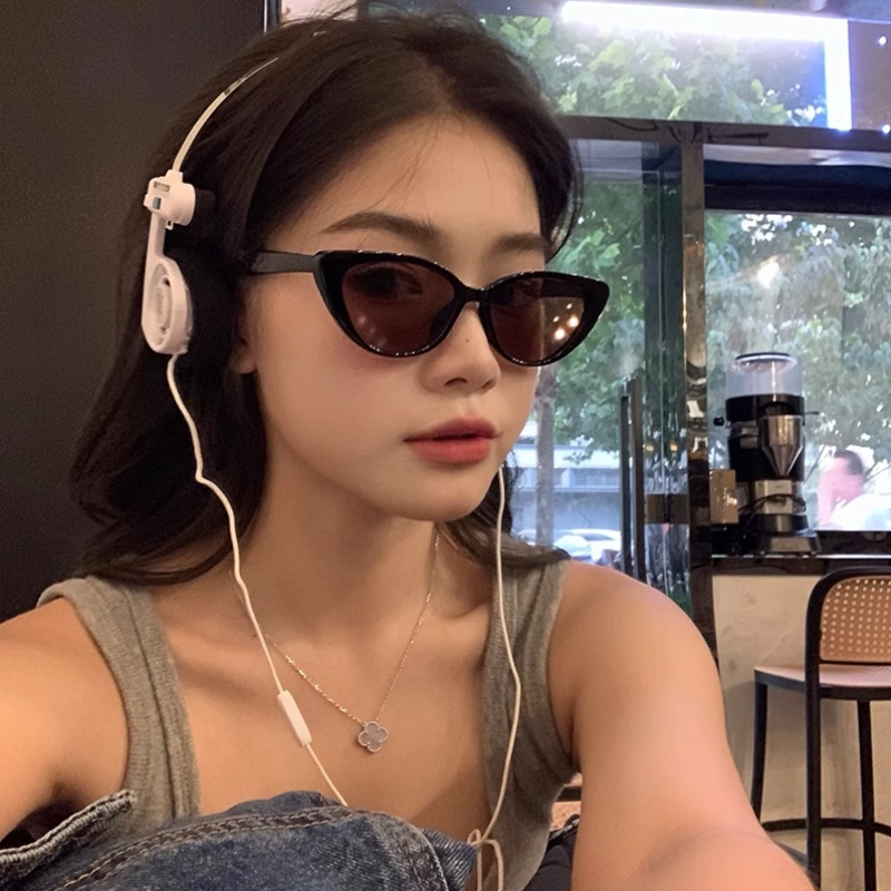 Papaozhu Kacamata Hitam Mata Kucing Keren Untuk Wanita Pria Gaya Anti-Radiasi Sunnies Eyeglasses Aesthetic Shades Outdoor Fashion UV400 Protect Eyewear