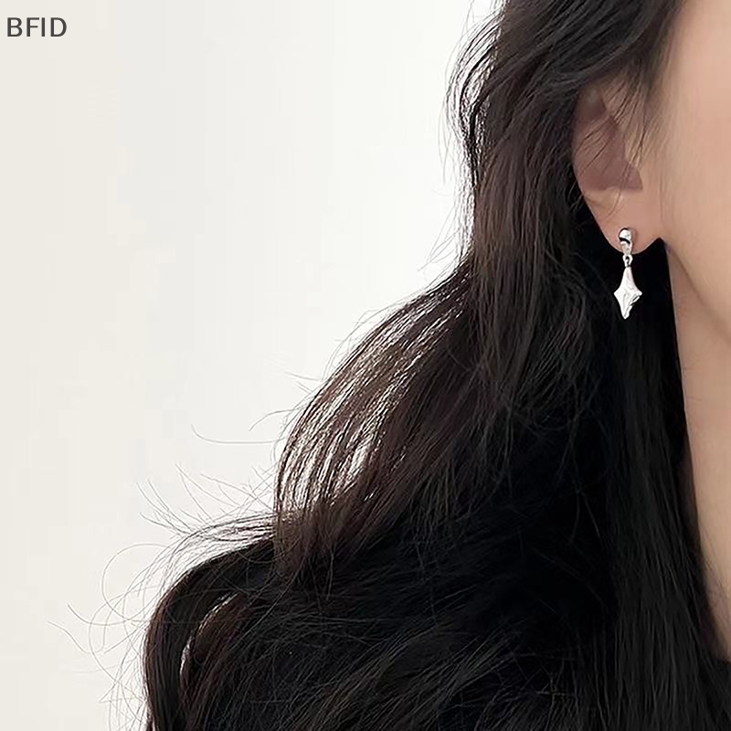 [BFID] Fashion Asimetris Berongga Anting Bintang Desain Trendi Kepribadian Sederhana Berujung Empat Bintang Anting Perak Wanita Perhiasan [ID]