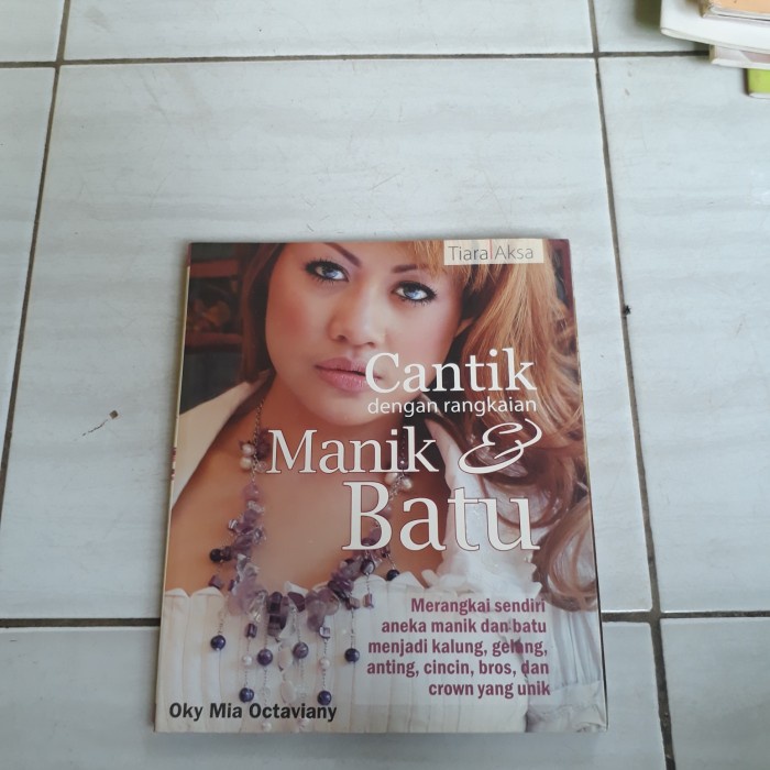 

CANTIK DENGAN RANGKAIAN MANIK & BATU - OKY MIA OCTAVIANY