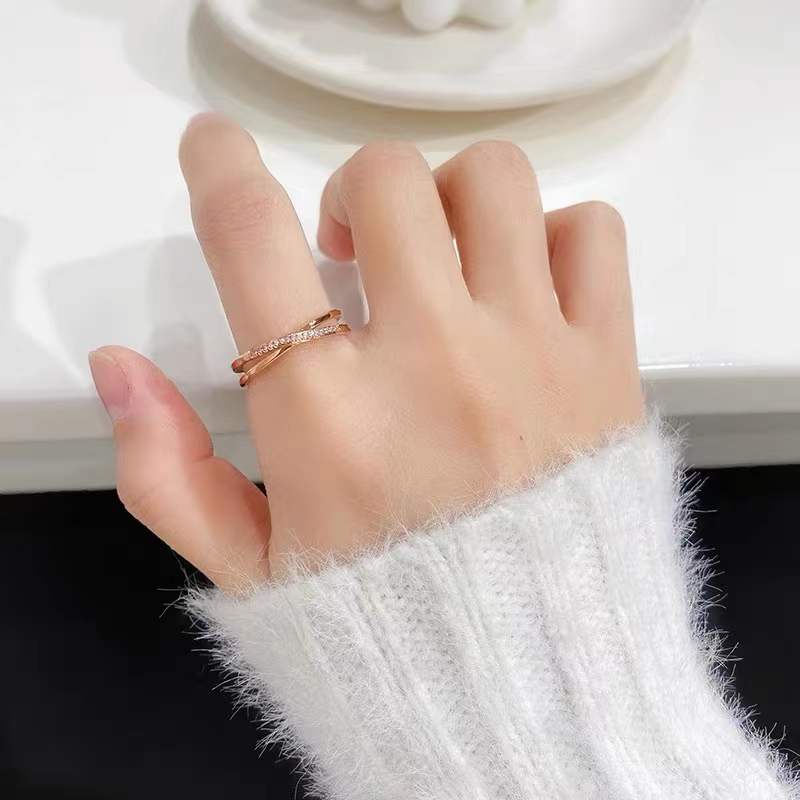 Indah Silang Gaya Diagonal Bertabur Berlian Cincin Baja Titanium Perempuan Anti Karat Berlapis 18 K Rose Gold Cincin Perhiasan