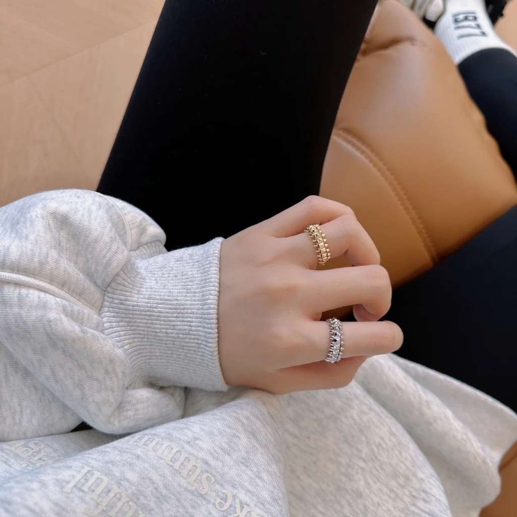 Fashion Rivet Design Cincin Perempuan V Bahan Emas Mode Cahaya Suasana Mewah All-Match Pasangan Peluru Cincin Kalung Gelang Set Perhiasan Hadiah Untuk Pacar