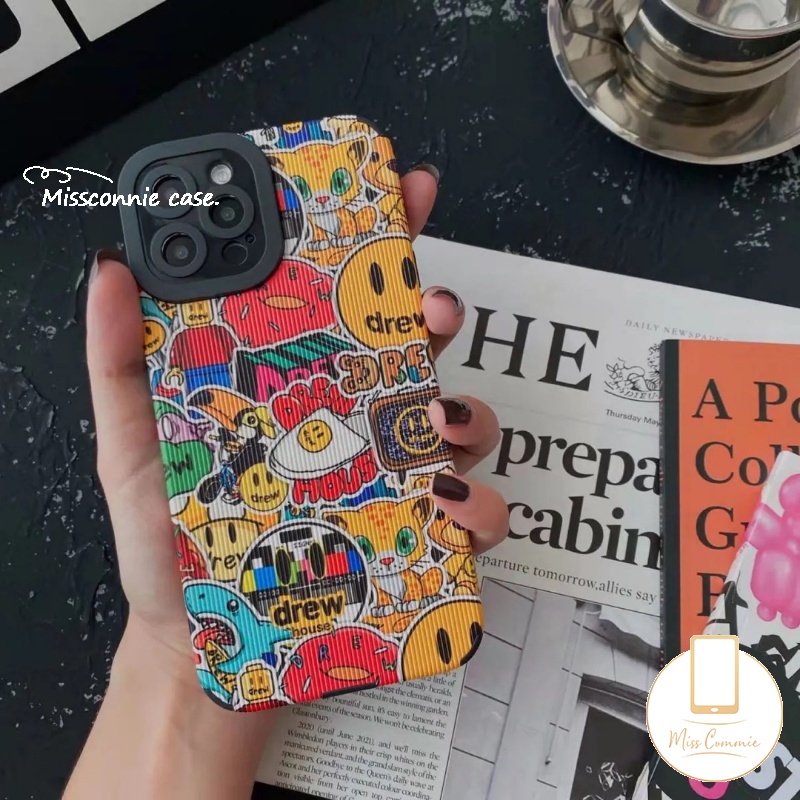 IPHONE Graffiti Lucu Kartun Beruang Smiley Phone Case Kompatibel Untuk Iphone11 Pro Max XR 13 14 12 Pro Max X XS Max7 8 Plus Kulit Tekstur Mewah Trendi Merek Drew House Soft Cover
