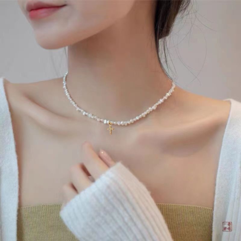 French Retro Baroque Alien Pearl Kalung Wanita Ringan Mewah Desain High-End Liontin Salib Rantai Klavikula