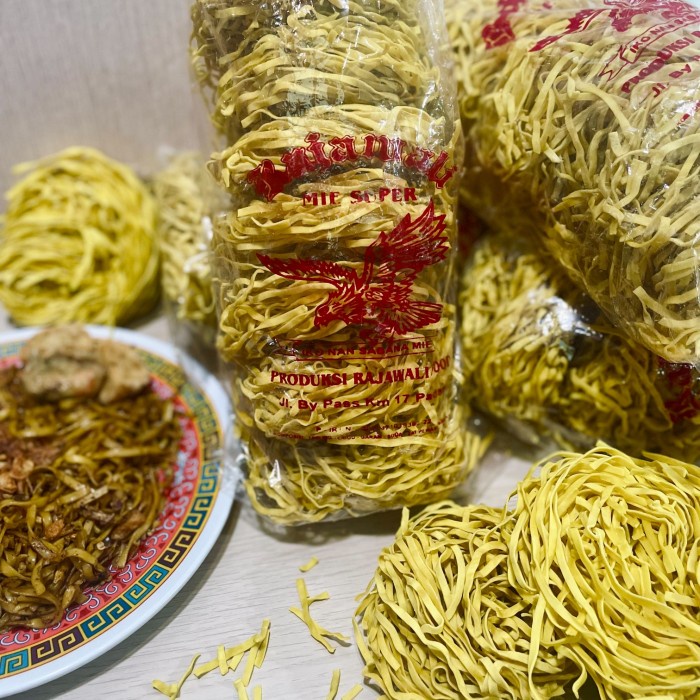 

Mie kuning kering ebar / gepeng 1kg Mie Rajawai khas Padang