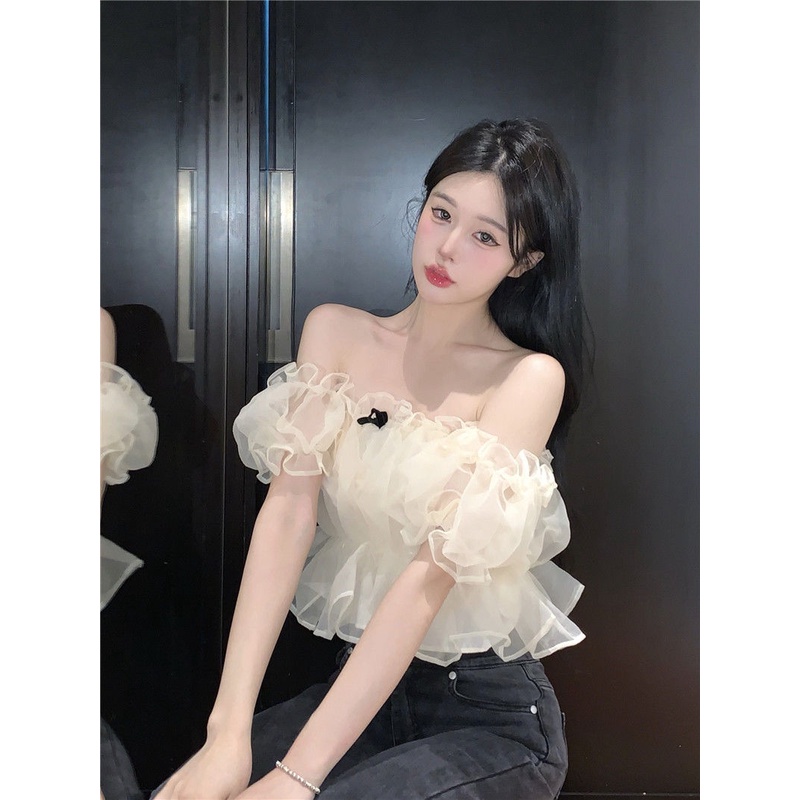 Red One-Shoulder Top Wanita Musim Panas 2023 Baru Keinginan Murni Gaya Penutup Tipis Daging Fashion Hot Gadis Off-Shoulder kerah Persegi Kecil Kemeja