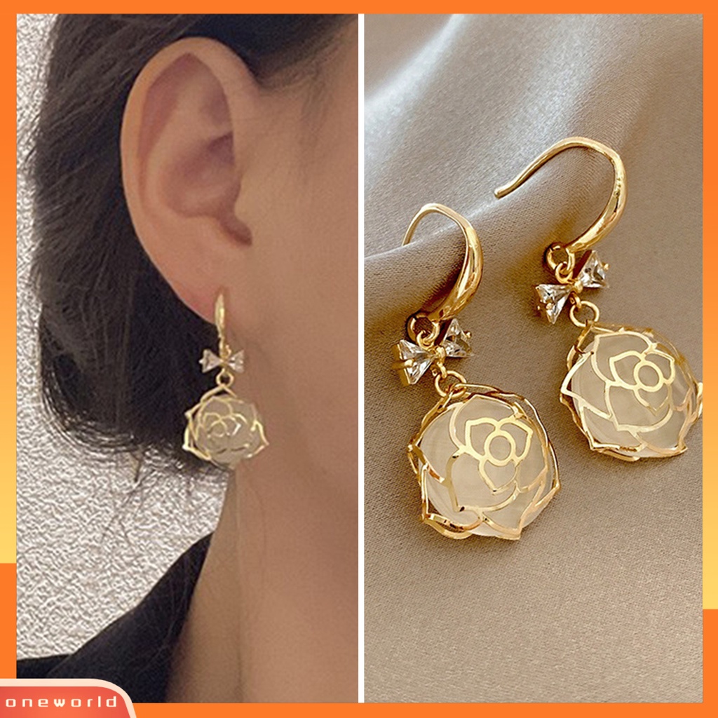 [EONE] 1pasang Anting Kait Golden Hollow Bunga Faux Opal Gaya Perancis Elegan Berlian Imitasi Bertatahkan Ikatan Simpul Menjuntai Anting-Anting Perhiasan Fashion