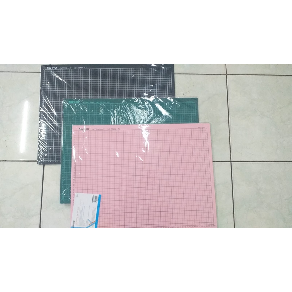 

TAIWAN: Cutting Mat ukuran A2. Kw-Trio 9Z202 (PINK, HITAM, HIJAU)