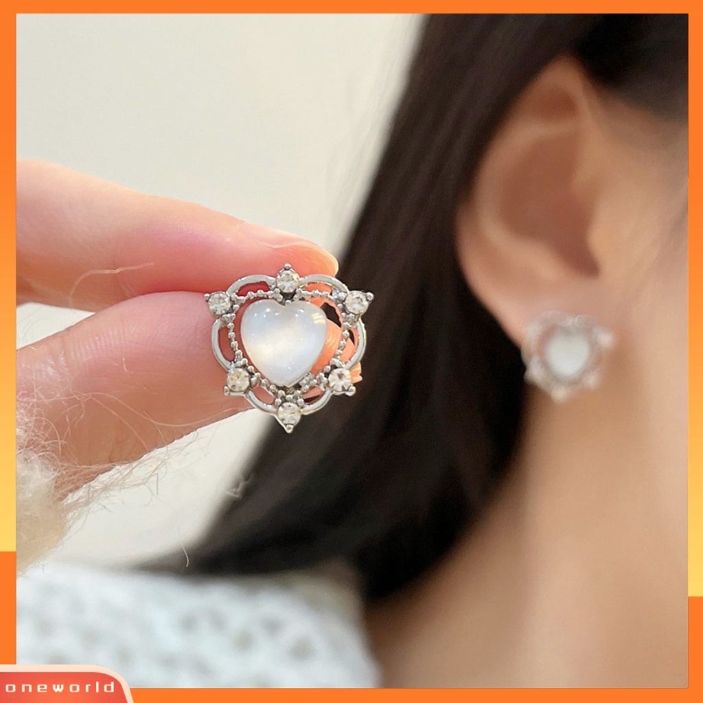 [WOD] 1pasang Ear Studs Mini Retro Hollow Gaya Sederhana Perhiasan Fashion Berlian Imitasi Mengkilap Cinta Hati Kristal Imitasi Wanita Anting Untuk Pacaran