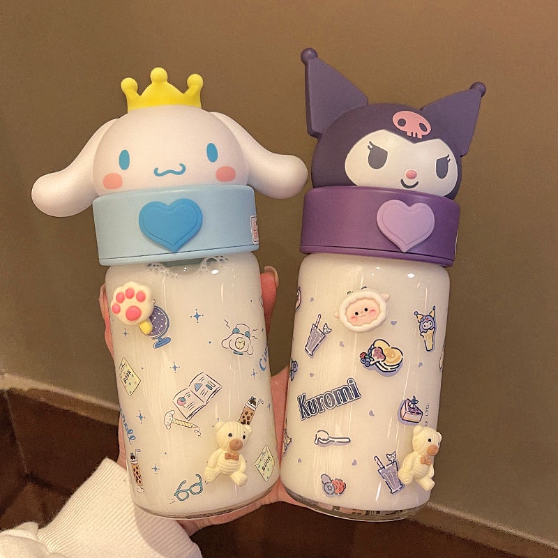 ღ 360Ml Kawaii Sanrio Botol Air Kuromi Cinnamoroll Pompompurin Kartun Anime Boneka Kaca Cangkir Lengan Mainan untuk Anak Laki-laki Perempuan Hadiah