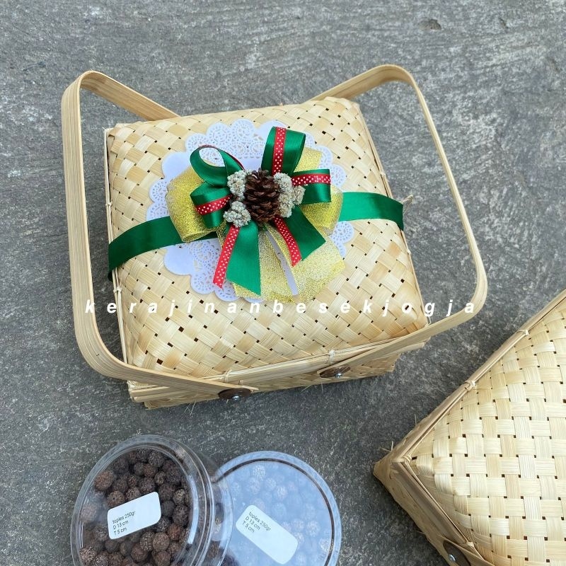 

bambu anyaman (NATAL 2023) SOKASE JINJING 22X22 FREE PITA NATAL / besek natal besek hampers hantaran natal