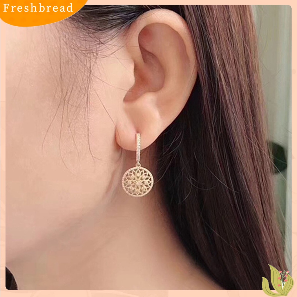 &lt; Freshbread &gt; 1pasang Anting Menjuntai Wanita Berongga Keluar Perhiasan Bentuk Dreamcatcher Anting Hoop Bulat Berkilau Untuk Pakaian Sehari-Hari