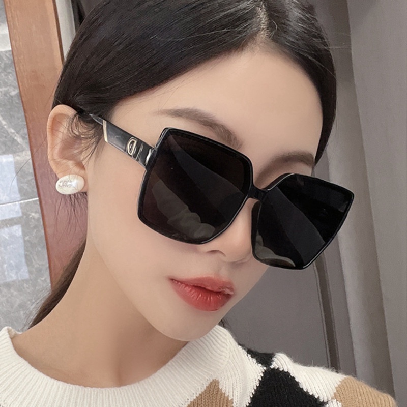 Kacamata Hitam Shades Bingkai Persegi Retro Untuk Wanita Dekorasi Huruf D