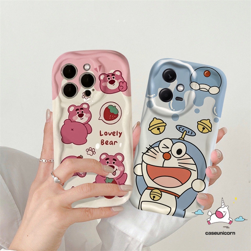 IPHONE Casing Ponsel Manyo Kartun Strawberry Doraemon Lucu Kompatibel Untuk Iphone11 13 12 14 Pro Max7 8 6s 6 Plus XR X XS Max SE 2020 3D Wavy Curved Edge Tpu Lembut Lovely Couple Cover