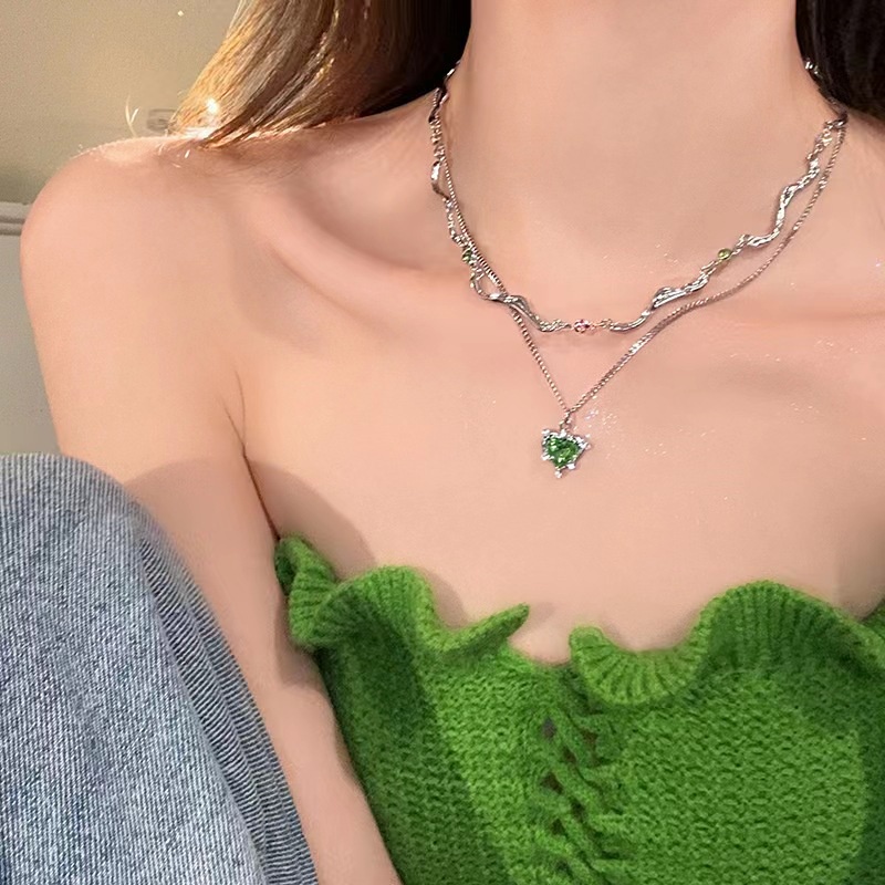 Musim Panas Gaya Baru Manis Keren Hijau Cinta Kalung Wanita Berlapis Ganda High-End Cahaya Mewah Desain Niche Rantai Klavikula