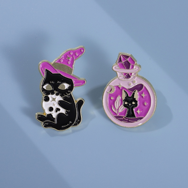 Kucing Hitam Enamel Pin Topi Penyihir Punk Goth Kristal Obat Teman Grosir Botol Buku Perhiasan Aksesoris Lapel Hadiah Halloween