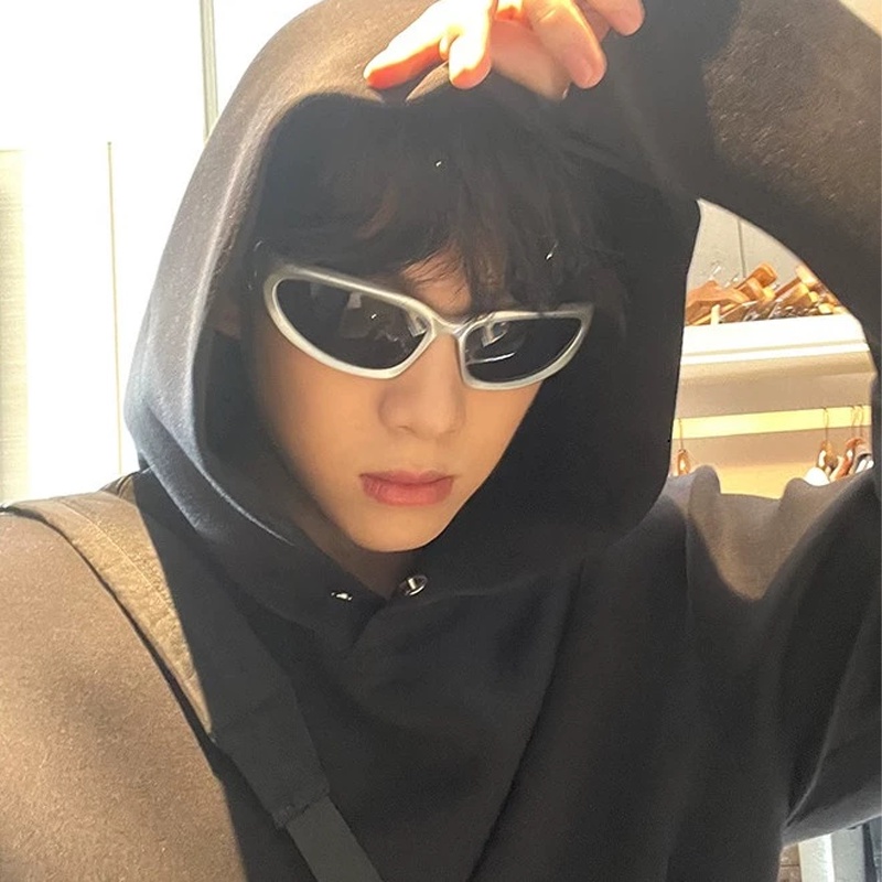 Magic789 Cool Grey Lens Silver Cat Eye Frame Sports Sunglasses Untuk Wanita Pria Trendi Outdoor UV Blocking Eyeglasses Punk Driving Sun Glasses Everyday Eyewear
