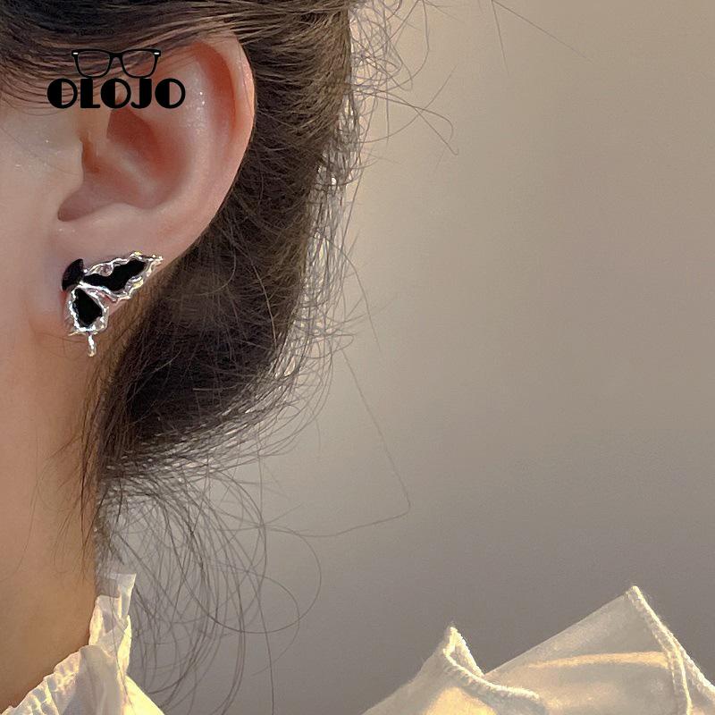 【COD】Anting Kupu-Kupu Gelap S925 Perak Manis Keren Asimetris Anting Kupu-Kupu Desain Perempuan Rasa Kepribadian Anting