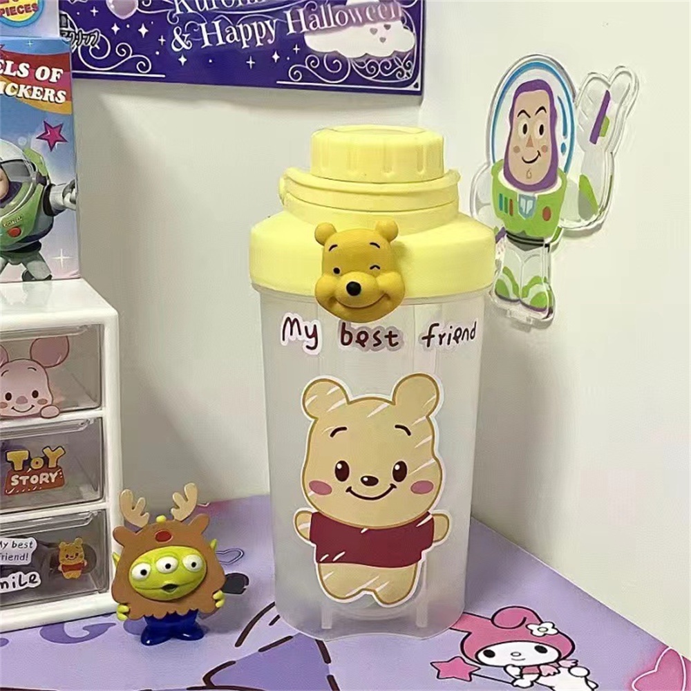 Disney Disney Toy Story Cangkir Air Kapasitas Besar Beruang Stroberi Alien Olahraga Cangkir Goyang Siswa Kartun Pot Air Plastik Hadiah Cangkir Kecantikan Tinggi