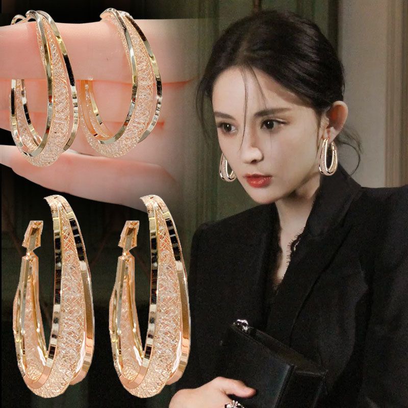 Gaya Baru Berlian Imitasi Unik Mode Logam Hoop Niche Temperamen Anting Elegan