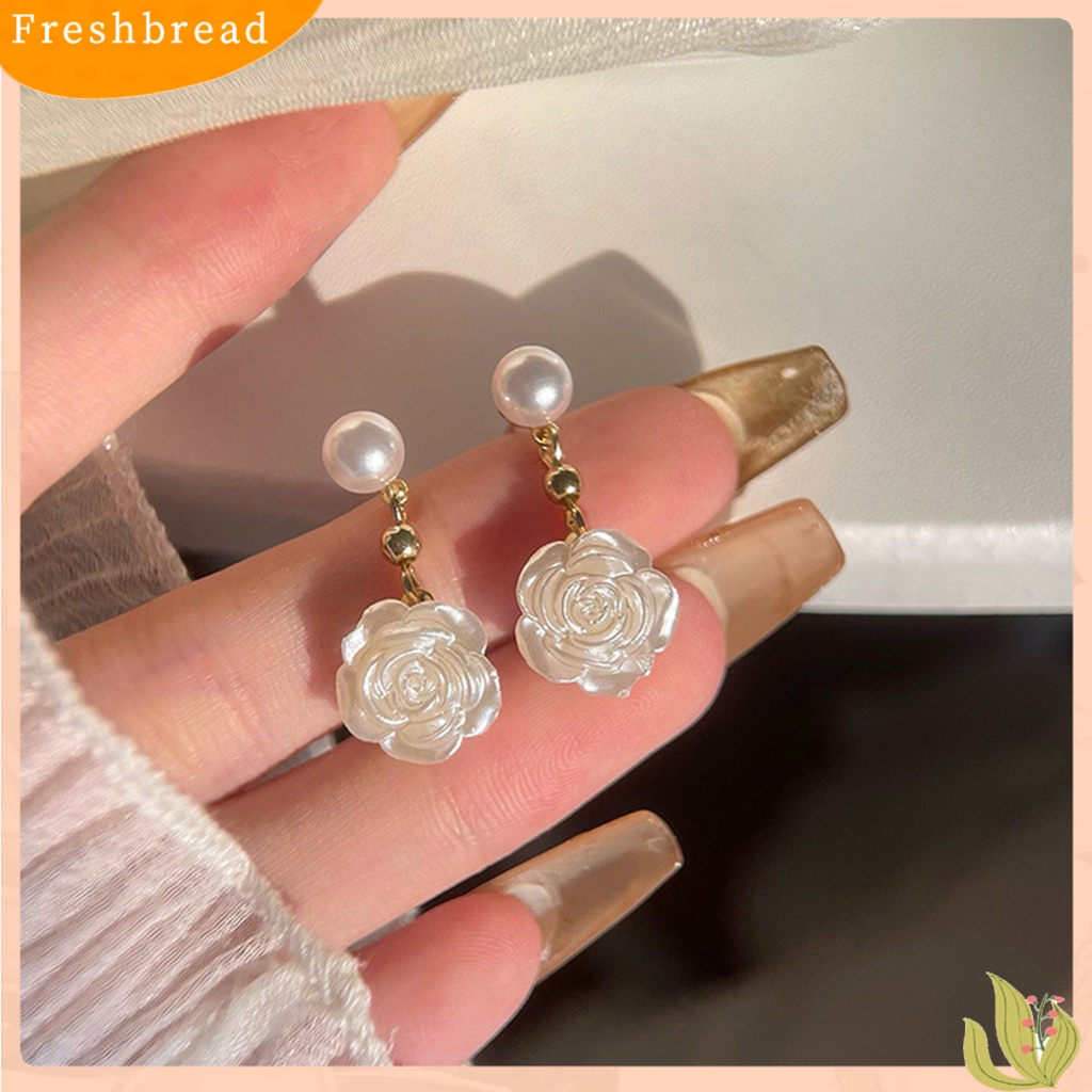 &lt; Freshbread &gt; 1pasang Anting Wanita Bentuk Camelia Desain Mutiara Imitasi Pertunjukan Pesona Unik Alloy Bunga Mini Gaya Elegan All-Match Drop Earrings Untuk Pacaran