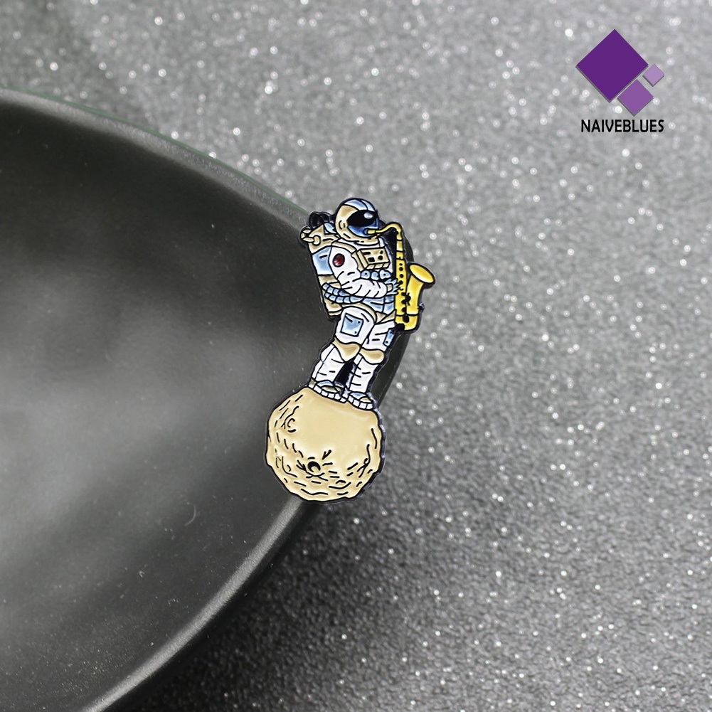 &lt; Naiveblues &gt; Unisex Astronot Bermain Saxophone Enamel Bros Pin Pakaian Tas Topi