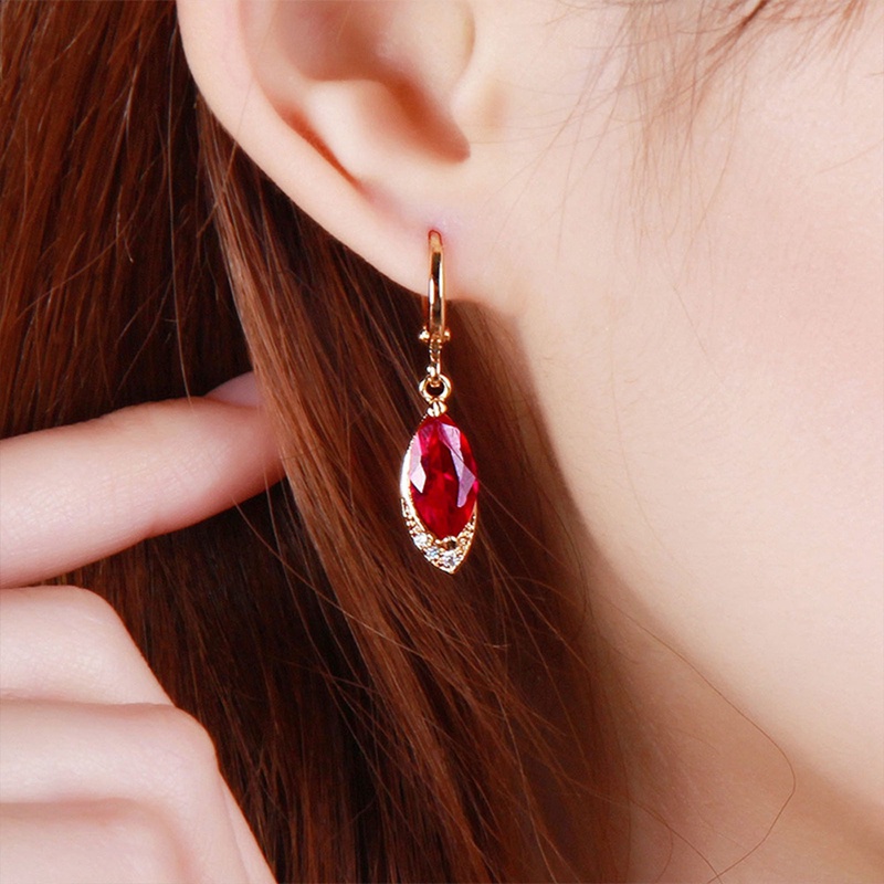 Anting Kristal Merah Perempuan Musim Panas Niche High-End Anting Berlian Geometris Temperamen Korea Panjang Retro Net Anting Merah S925