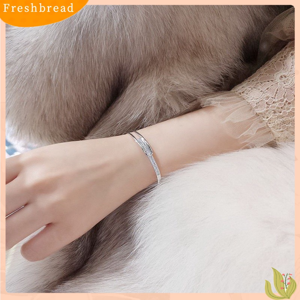 &lt; Freshbread &gt; Wanita Bangle Bukaan Hollow Hypoallergenic Minimalis Elegan Hadiah Berlapis Perak Berlian Imitasi Berkilau Gelang Tangan Cewek Untuk Harian