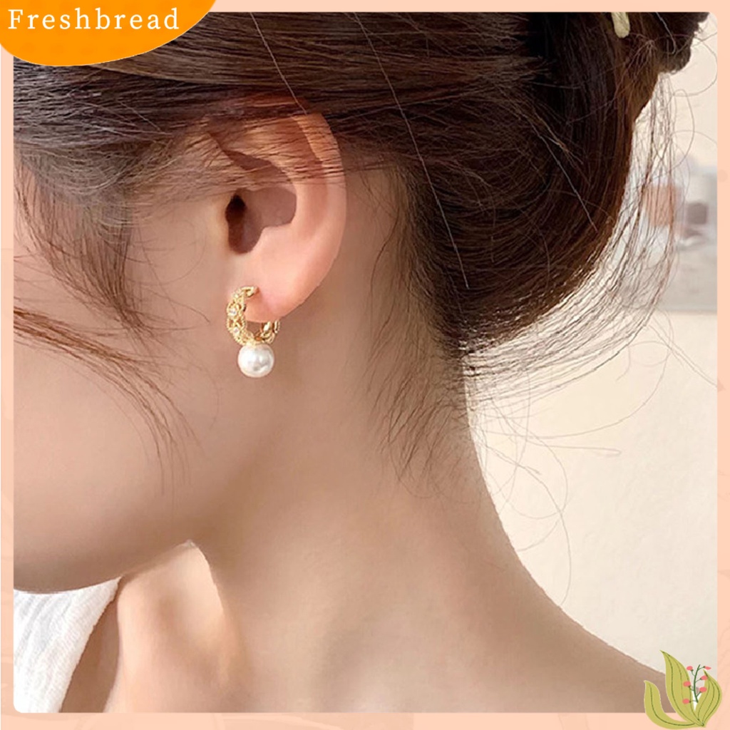 {In Stock} 1pasang Anting Hoop Bersinar Mutiara Imitasi Temperamen Geometris Elegan Hias Hadiah Wanita Berongga Keluar Lingkaran Anting Perhiasan Fashion Untuk Perjamuan