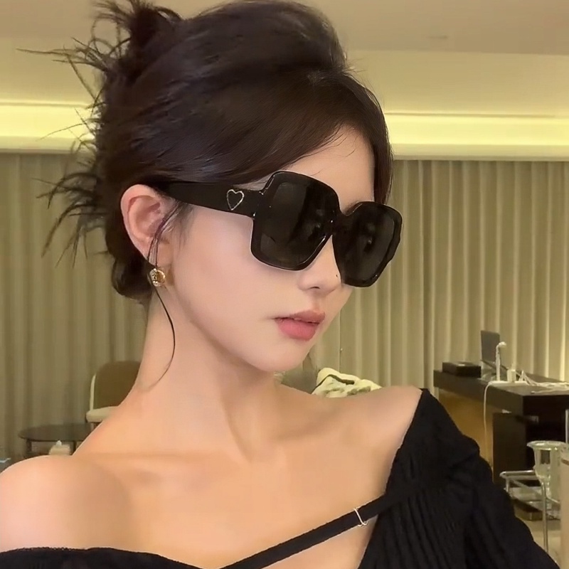 (YUZHU) Western Retro Fashion Oversized Frame Sunglasses Love Fashion Kacamata Hitam Serbaguna Untuk Wanita