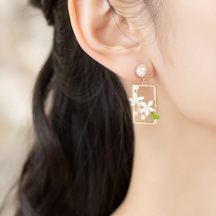 Anting Gardenia Mewah Ringan Menjuntai Ear Studs Perhiasan Fashion Untuk Wanita Perempuan