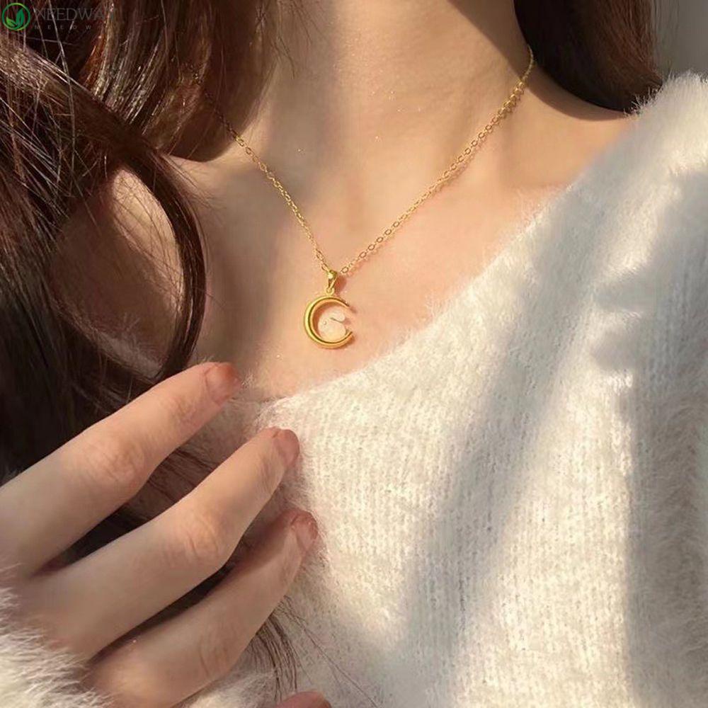 Needway Wanita Kalung Trendi Elegan Giok Liontin Bulan Niche Desain Berlapis Emas Peri Kalung