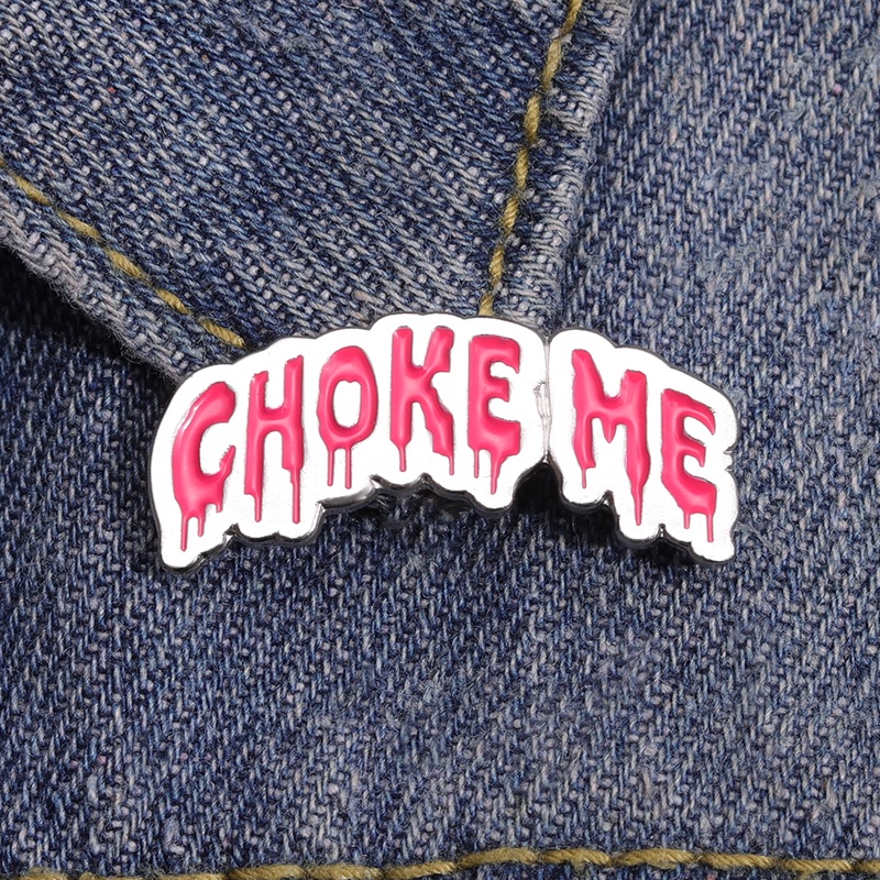 Choke Me Enamel Pin Kreatif Pink Slogans Bros Lencana Kerah Pin Ransel Badge Punk Perhiasan Hadiah Untuk Teman