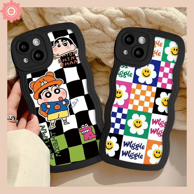 Checkerboard Smile Flower Cute Phone Case Kompatibel Untuk iPhone 7Plus XR 11 14 13 12 Pro Max 6s 7 8 6 14 Plus XS Max X SE 2020 Kartun Crayon Shin-chan Lembut Bergelombang Penutup Tepi